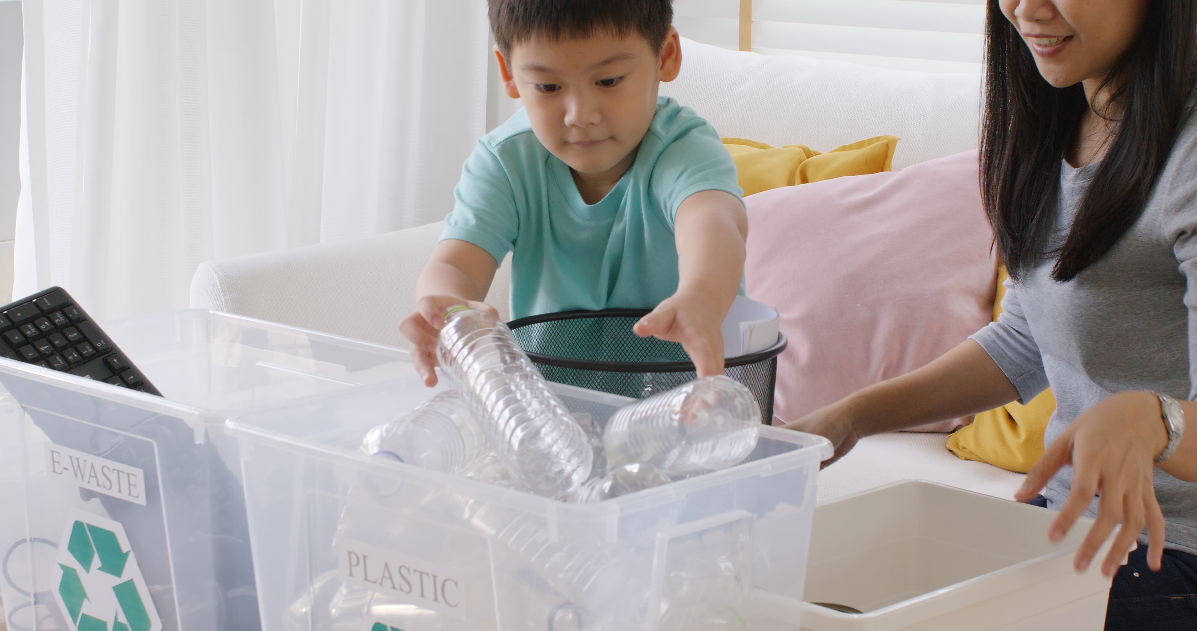 小孩在家分類回收塑膠瓶